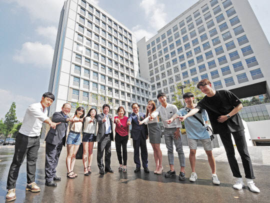 건국대학교가 서울캠퍼스 내에 최대 규모 첨단 연구시설인 신공학관을 착공 1년 9개월 만에 완공하고 11일 오후 서울 광진구 능동로 서울캠퍼스 교정에서 '신공학관' 준공식을 가졌다. 건국대 신공학관은 기존 공과대학 남측 부지에 총 400억 원을 들여 각종 연구실험실을 한곳에 모아 지하 2층, 지상 12층, 연면적 2만 5196㎡(약 7622평) 규모로 건립됐다. 교수, 학생, 교직원 등 건국대 구성원들이 신공학관 앞에서 기념촬영을 하고 있다. 건국대 제공